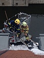 Gemeinsam räumen Feuerwehrmann und THW-Helfer die gefährlichen Schneemassen vom Dach. Foto: THW/Darian Hasshoff