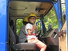 Den Sitz des großen Gerätekraftwagens erklimmen die Kinder gerne. Quelle: THW Anja Villwock