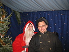 Sogar der Schornsteinfeger lässt sich mit dem THW-Weihnachtsmann abbilden - wenn das kein Glück bringt.... Foto: THW