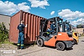 THW-Helfer üben das Anheben eines Containers mit Gabelstaplern. Nach bestandener Prüfung dürfen sie die Flurförderzeuge im Ortsverband führen. Quelle: Yannic Winkler