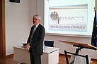 Dr. Rahmann (Fachreferent des THW) begrüßt die Gäste im Bundesinnenministerium. Quelle: THW/Joachim Schwemmer