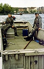 Auch als Boots- und Fährenführer ließ sich Berndt Wilczynski ausbilden. Das Pontonboot, hier mit Außenbordmotor, ist immer noch Teil der Ausstattung der Neuköllner Fachgruppe Wassergefahren. Quelle: THW/Neukölln
