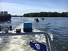 Ihren Ausflug auf dem Wasser nutzen die Einsatzkräfte auch zum Üben von Manöverfahrten. Quelle: THW/ Berndt Janus