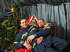 Pausenlos ist der Weihnachtsmann beschäftigt. Auf seinem Schlitten begrüßt er große und kleine Gäste. Foto: THW/Anja Villwock