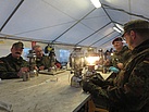 Reservisten der Bundeswehr unterstützen die THW-Einsatzkräfte bei ihrer Arbeit. Quelle: THW/Anja Villwock