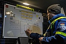 Der Zugtrupp leitet den Einsatz und fertigt zum besseren Überblick eine Lagekarte an. Quelle: THW/Anja Villwock