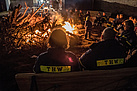 Gemütlich am Feuer sitzen... Quelle: THW/Anja Villwock