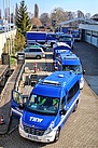 Die Fahrzeuge formieren sich auf dem Hof der Neuköllner THW-Unterkunft. Quelle: THW/ Yannic Winkler