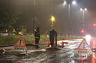 Im strömenden Regen pumpen die THW-Helfer das Wasser von einem überfluteten Parkplatz in Bohnsdorf ab. Quelle: THW/ Florian Klawonn