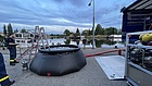 Neuköllner Einsatzkräfte füllen das mobile Becken mit Wasser aus dem Britzer Hafen. Quelle: THW/ Yannic Winkler