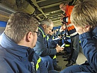 BVG-Brandschutzbeauftragter Hasenbank erläutert in der Grube die Bremsanlage der Straßenbahn. Quelle: THW/ Anja Villwock