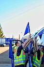 Fahrzeuge im geschlossenen Verband werden mit einer blauen Flagge links vorne gekennzeichnet, das letzte Fahrzeug trägt eine grüne Flagge. Quelle: THW/ Yannic Winkler