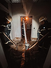 Durch ein geplatztes Wasserrohr wurde der Keller eines Mehrfamilienhauses geflutet. Die THW-Einsatzkräfte aus Marzahn und Neukölln pumpen den Keller leer. Quelle: THW/ Yannic Winkler