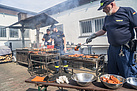 THW-Helfer bereiten das Grillbuffet vor. Quelle: THW/ Yannic Winkler
