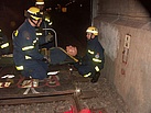 Im U-Bahnhof Jungfernheide der BVG üben die Helfer das Suchen und Retten einer Person unter einem Zug. Foto: THW/OV Treptow-Köpenick