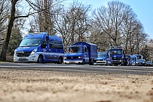 Die blaue Fahrzeugkolonne unterwegs in Berlin. Quelle: THW/ Yannic Winkler
