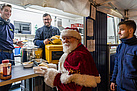 Der Weihnachtsmann stärkt sich im Verpflegungszelt. Die Küchencrew bereitet täglich ein warmes Gericht zu und stellt Snacks für zwischendurch bereit. Quelle: THW/ Anja Villwock