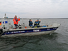 Salzwedeler Helferinnen und Helfer sind mit dem Neuköllner Finjet-Boot auf dem Arendsee unterwegs. Quelle: THW/Salzwedel