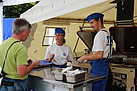 Die Suppe aus der THW-Gulaschkanone ist sehr beliebt bei den Besuchern. Foto: THW/ Katharina Bosch