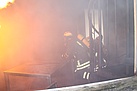 Eine heiße Sache: in Begleitung eines erfahrenen Feuerwehrmanns üben die THW-Helfer einen Löschangriff. Foto: THW/Joachim Schwemmer