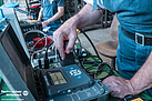 Elektrogeräte werden zusätzlich mit einem Messgerät überprüft. Quelle: THW/ Yannic Winkler