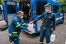Hand in Hand arbeiten die Ehrenamtlichen, um ihre Fahrzeuge mit dem Desinfektionsmittel zu beladen.  Quelle: THW/ Yannic Winkler