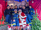 Der Weihnachtsmann aus Reinickendorf hat die blauen Engel aus Neukölln um sich versammelt. Quelle: THW/ Gordon Grützke