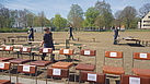 Am Sonntag stellten die THW’ler Stühle und Bänke für die Gedenkveranstaltung auf. Quelle: THW/Yannic Winkler