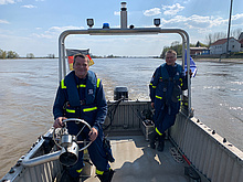 Mit dem motorisierten Halbponton sind die Neuköllner Bootsführer auf der Elbe unterwegs. Quelle: THW/ Berndt-Michael Janus