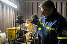 THW-Landesbeauftragter Sebastian Gold tankt eine Petroleumlampe auf. Quelle: THW/ Anja Villwock