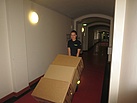 Handarbeit ist gefragt, um die Kartons aus dem Keller zu tragen. Quelle: THW/ Anja Villwock