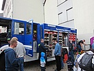 Die Besucher lassen sich die Ausstattung auf dem Gerätekraftwagen erklären. Foto: THW/Anja Villwock