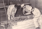 Mit Stechbeitel und Klopfholz üben die THW'ler, Holzverbindungen ohne Nägel herzustellen. Quelle: THW/ Neukölln