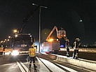 Der THW-Ladekran ist leicht genug und kann auf der sanierungsbedürftigen Autobahnbrücke aufgestellt werden. Quelle: THW/ Florian Knapp