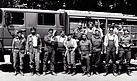 THW-Helfer aus Neukölln und Grenzsoldaten der NVA bauten gemeinsam die Mauer bei Kleinglienicke ab. Die Frau in der Mitte bin ich - vor 25 Jahren. Quelle: THW Neukölln