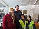 Die Neuköllner Bezirksbürgermeisterin Dr. Franziska Giffey mit dem THW-Ortsbeauftragten Brookert Burri und zwei Kindern aus der THW-Minigruppe. Quelle: THW/ Anja Villwock