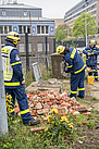 Eine Helferin hat den Gesteinsbohrhammer in Betrieb genommen. Quelle: THW/Anja Villwock