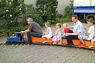 Viel Spaß hatten die Passagiere der Miniatureisenbahn auf dem Hof des Ortsverbandes, zu denen auch Landesbeauftragter Manfred Metzger gehörte. Quelle: THW/ Joachim Schwemmer