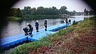 Aus einzelnen viereckigen Jetfloat-Schwimmkörpern können die THW'ler schwimmende Anleger oder Plattformen zusammenstecken. Quelle: THW/Frank Solzbacher