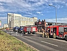 In Prenzlauer Berg brennt das Dach einer Halle in voller Ausdehnung. Kameraden des THW unterstützen die Löscharbeiten der Berliner Feuerwehr. Quelle: THW/ Florian Knapp
