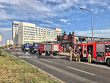 In Prenzlauer Berg brennt das Dach einer Halle in voller Ausdehnung. Kameraden des THW unterstützen die Löscharbeiten der Berliner Feuerwehr. Quelle: THW/ Florian Knapp