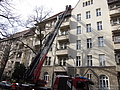Mit der Drehleiter der Berliner Feuerwehr holen THW-Helfer.... (Foto: THW/Sven Ortlepp)