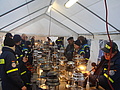 Im "Anmachzelt" herrscht Gedränge - THW'ler und Junghelfer zünden die Petroleumlampen an. Foto: THW/Anja Villwock