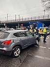 'Nur' Blechschaden: die Einsatzkräfte der Neuköllner Fachgruppe Notversorgung räumen das Unfallauto zur Seite. Quelle: THW/ Yannic Winkler