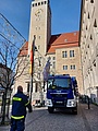 Vor dem Neuköllner Rathaus angekommen - THWler holten die Ausstellungswände in der Landesvertretung von Nordrhein-Westphalen ab. Quelle: THW/ David Wiesendorf 