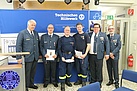 Christian Kunert (2.v.l.), Jürgen Marquardt (3.v.l) und Sebastian Spiegel (3.v.r) wurden mit dem Silbernen Feuerwehr- und Katastrophenschutz-Ehrenzeichen ausgezeichnet. Quelle: THW/ Joachim Schwemmer