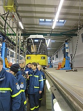 THW-Helferinnen und Helfer aus drei Berliner Ortsverbänden erkunden die Einsatzmöglichkeiten bei einem Tram-Unfall. Quelle: THW/ Anja Villwock