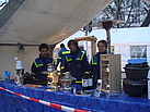 Die Junghelfer beim Verkauf von Petromax-Lampen. Foto: THW/ Anja Villwock