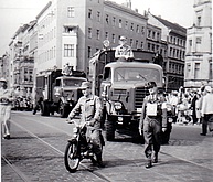Die THW-Karavane beim Festumzug durch Kreuzberg. Der Krad-Fahrer brachte sein privates Motorrad zum Umzug mit. Quelle: THW/ Neukölln