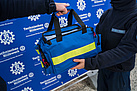 Auch für die Neuköllner THW-Helfer und Helferinnen gab es Geschenke. Der Ortsverband verteile Taschen an die Einsatzkräfte für ihre persönliche Ausstattung im Einsatz. Quelle: THW/Yannic Winkler